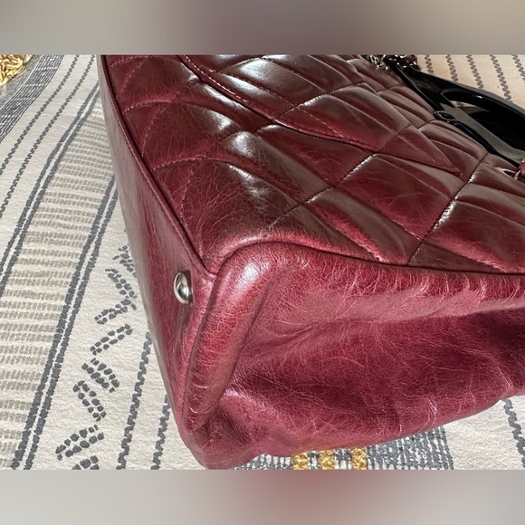 Preowned - CHANEL
Glazed Calfskin Quilted Small CC Delivery Tote Burgundy - Picture 8 of 16